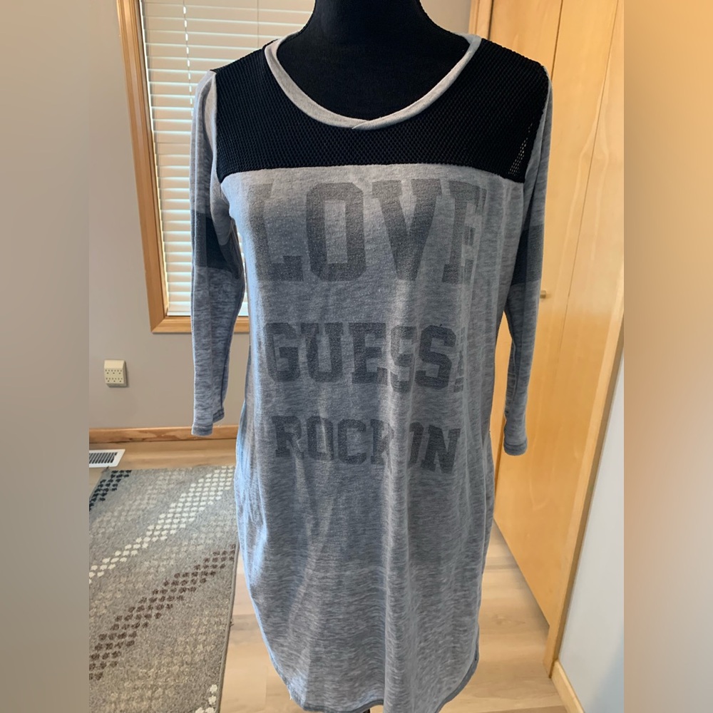 GUESS Charcoal and Black Long Sleeve Tee

B2 0226